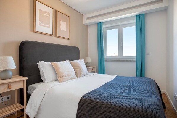 3 bedrooms, iron/ironing board, WiFi, bed sheets - Blueground | Alvalade, balcony (Lisbon)
