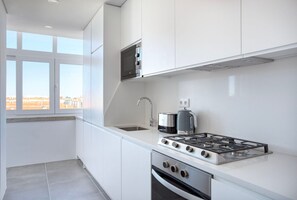Fridge, microwave, oven, dishwasher - Blueground | Alvalade, balcony (Lisbon)