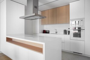 Fridge, microwave, oven, dishwasher - Blueground | New in Praça de Espanha, balcony (Lisbon)