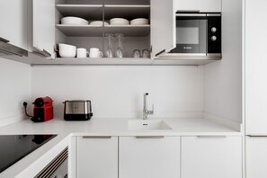 Réfrigérateur, micro-ondes, four, plaque de cuisson