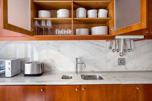 Kjøleskap, mikrobølgeovn, ovn og kokeplater