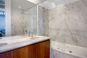 Sèche-cheveux, serviettes fournies