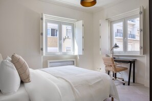 2 bedrooms, iron/ironing board, WiFi, bed sheets - Blueground | Principe Real, fully furnished (Lisbon)