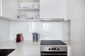 Kühlschrank, Mikrowelle, Ofen, Herdplatte