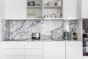 Jääkaappi, mikroaaltouuni, uuni, liesi