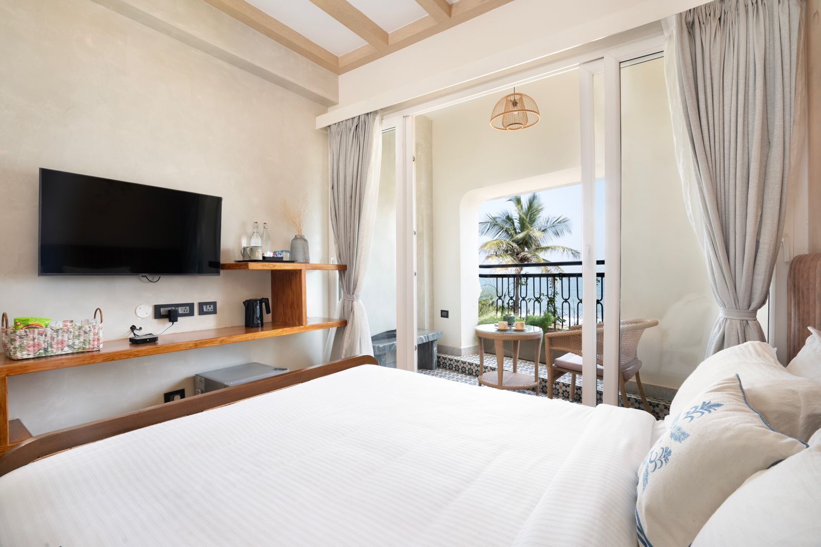 Superior Room | Individually furnished, desk, laptop workspace, soundproofing