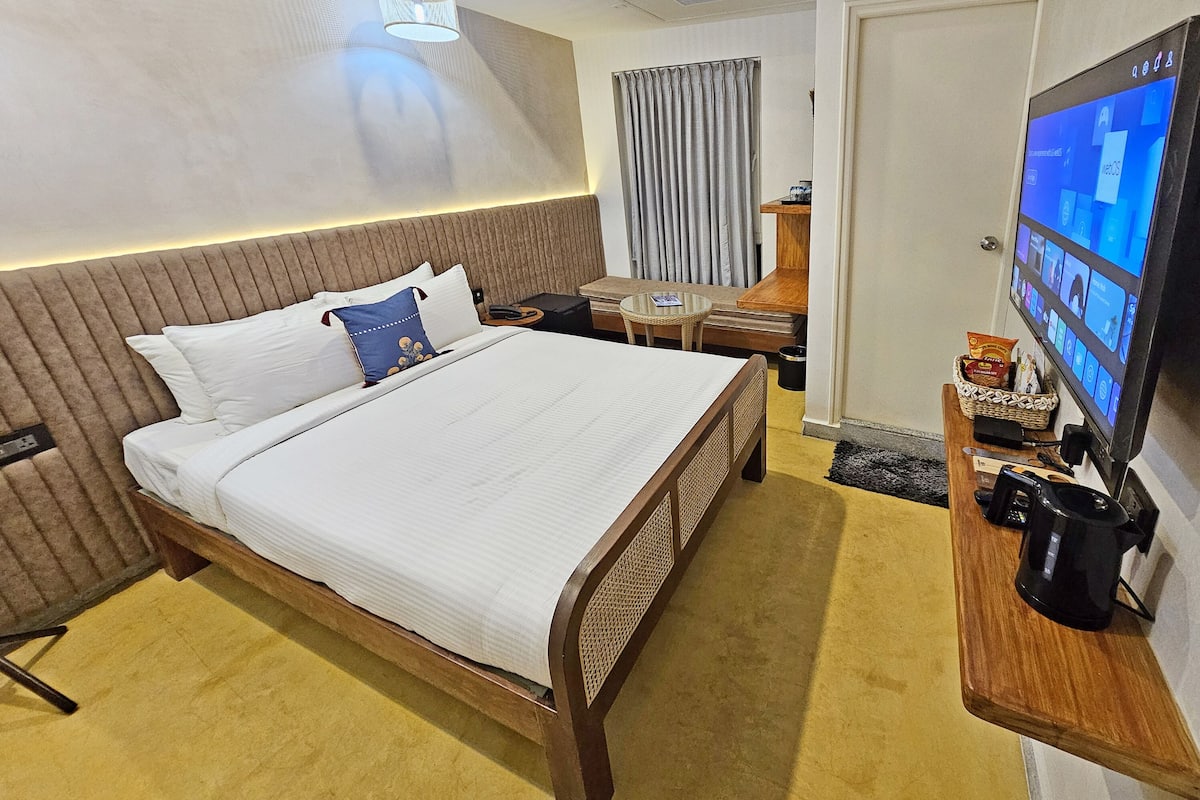 Deluxe Room | Desk, laptop workspace, soundproofing, iron/ironing board (on request)