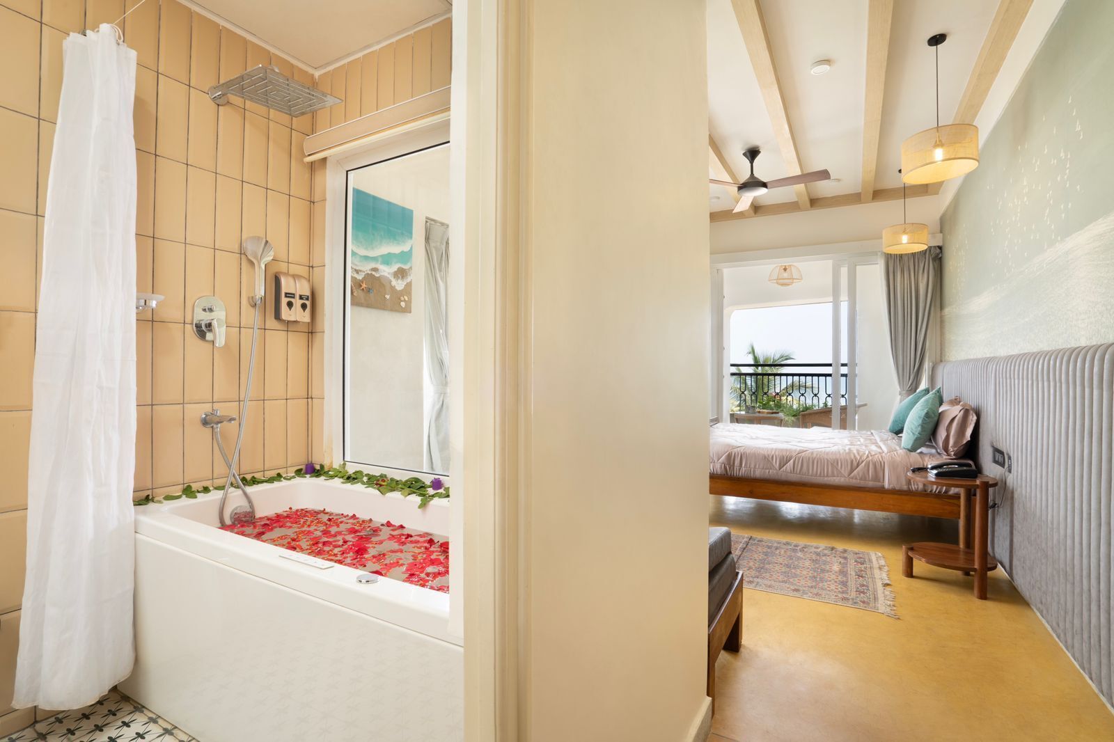 Suit room | Bathroom | Free toiletries
