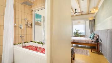 Suit room | Bathroom | Free toiletries