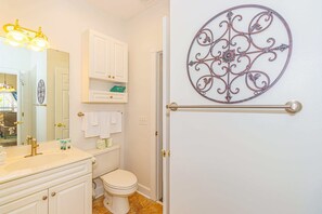 Shower, hair dryer, towels, shampoo - MP101-Building 22 Magnolia (Myrtle Beach)