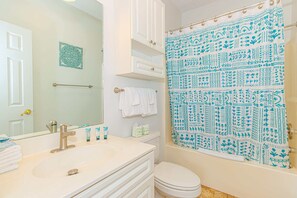 Douche, séchoir à cheveux, serviettes fournies, shampooing