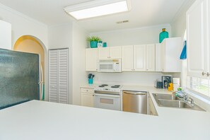 Kjøleskap, mikrobølgeovn, ovn og kokeplater