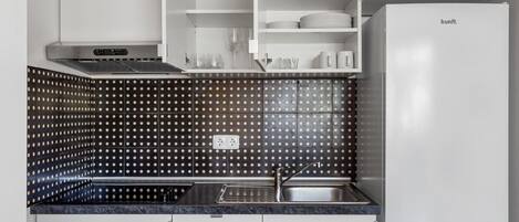 Réfrigérateur, four à micro-ondes, surface de cuisson, cafetiÚre-théiÚre