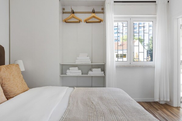 1 bedroom, iron/ironing board, WiFi, bed sheets - Blueground | Campolide, furnished + kitchen (Lisbon)