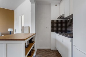 Fridge, microwave, stovetop, coffee/tea maker - Blueground | Campolide, furnished + kitchen (Lisbon)