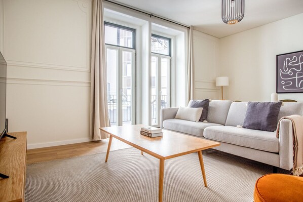 Una televisión, un reproductor estéreo