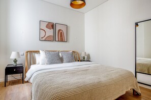 1 dormitorio, tabla de planchar con plancha, wifi y ropa de cama
