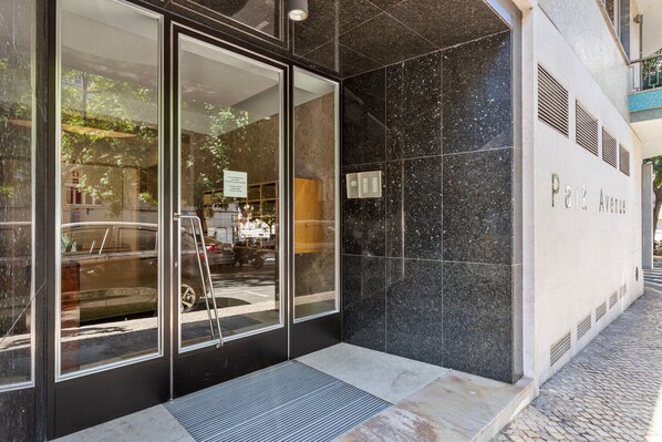 Exterior detail - Blueground | Santo António, totally furnished (Lisbon)