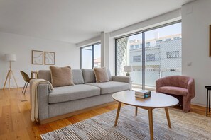 TV, stereo - Blueground | Santo António, totally furnished (Lisbon)