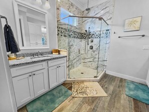Dusche, Haartrockner, Handtücher
