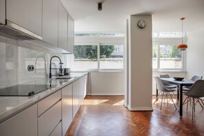 Fridge, microwave, oven, stovetop - Blueground | Arroios, fully furnished (Lisbon)