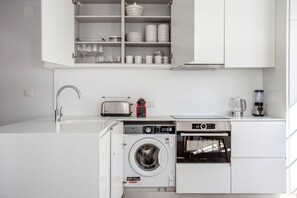 Kühlschrank, Mikrowelle, Ofen, Herdplatte