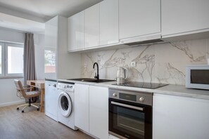 Kjøleskap, mikrobølgeovn, ovn og kokeplater