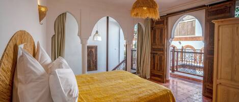 Premium bedding, individually decorated, blackout drapes, free WiFi