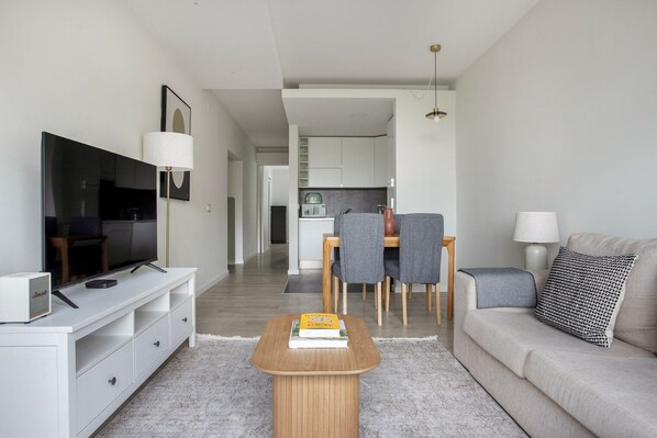 TV, stereo - Blueground | Oeiras, pool (Oeiras)