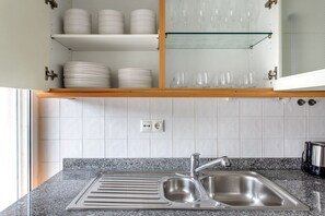 Réfrigérateur, micro-ondes, four, plaque de cuisson