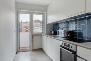 Geladeira, micro-ondas, fogão, cooktop