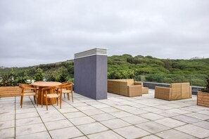Outdoor dining - Blueground | Oeiras, rooftop, fully furnished (Algés)