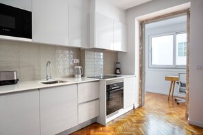 Kjøleskap, mikrobølgeovn, ovn og kokeplater