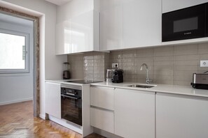 Fridge, microwave, oven, stovetop - Blueground | Campo de Ourique, fully furnished (Lisbon)