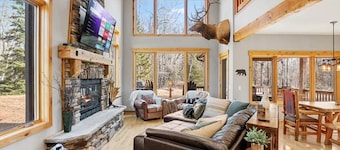 Luxury Lodge on 40 Private Acres • HUMM Sauna • Party Barn •