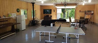 Luxury Lodge on 40 Private Acres • HUMM Sauna • Party Barn •