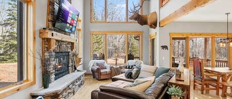 Smart TV, chimenea, futbolito, mesa de ping pong