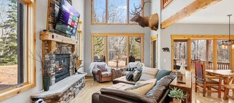 Luxury Lodge on 40 Private Acres • HUMM Sauna • Party Barn •