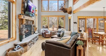 Luxury Lodge on 40 Private Acres • HUMM Sauna • Party Barn •
