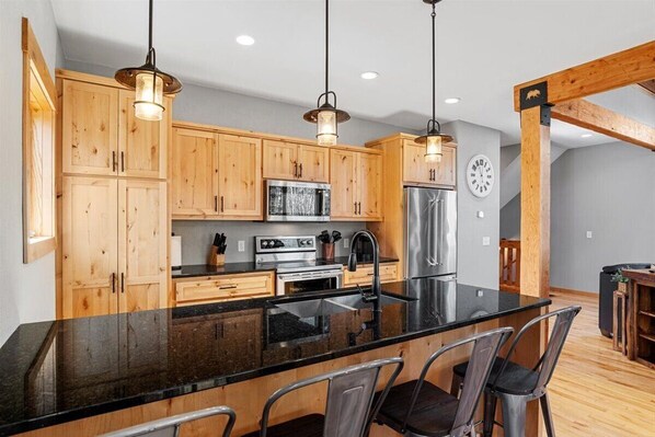 Jääkaappi, mikroaaltouuni, uuni, liesi