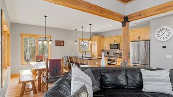 Een smart-tv, een open haard, tafelvoetbal en een tafeltennistafel