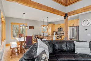 Smart-tv, een open haard, tafelvoetbal en een tafeltennistafel