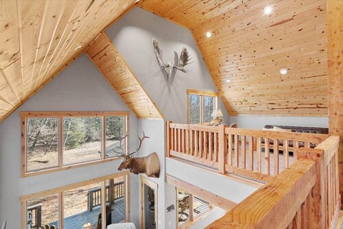 Luxury Lodge on 40 Private Acres • HUMM Sauna • Party Barn •