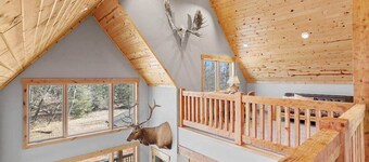 Luxury Lodge on 40 Private Acres • HUMM Sauna • Party Barn •