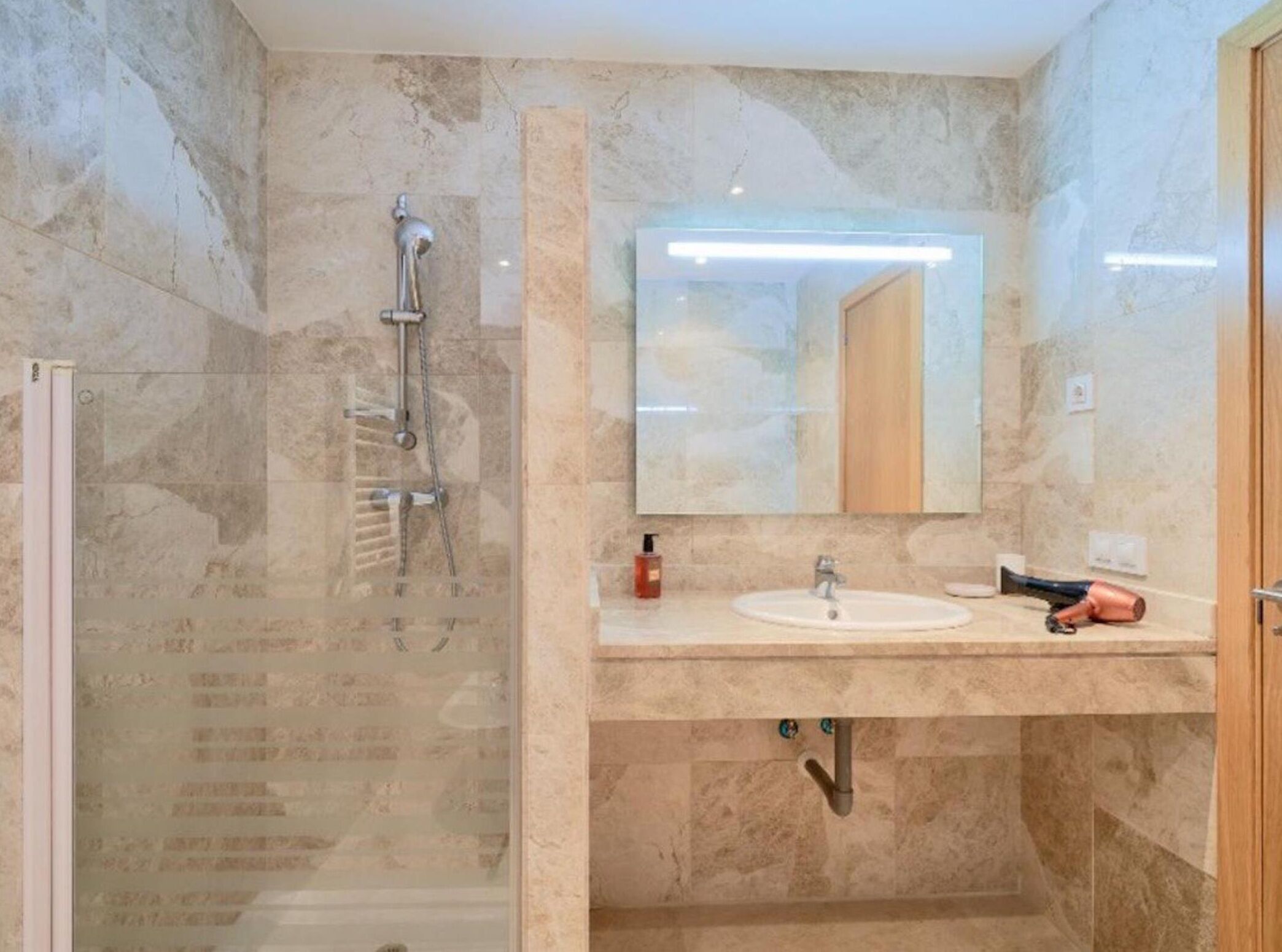 Een douche, een haardroger, handdoeken