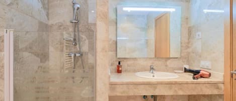 Shower, hair dryer, towels