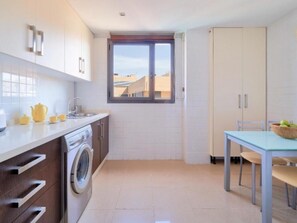 Fridge, microwave, oven, stovetop - Holidays2Malaga Heroe de Sostoa with pool view (Málaga)