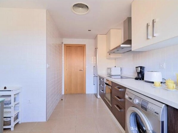 Fridge, microwave, oven, stovetop - Holidays2Malaga Heroe de Sostoa with pool view (Málaga)