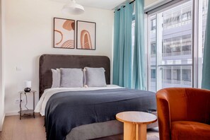 Tabla de planchar con plancha, wifi y ropa de cama 