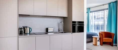 Refrigerador, microondas, horno y parrilla de estufa